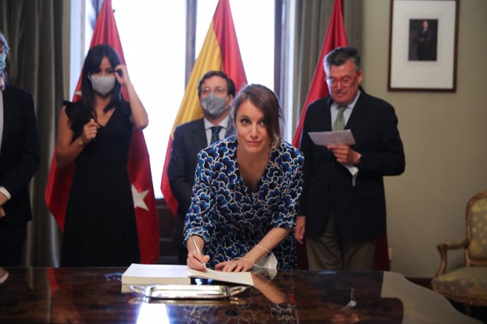 Archivo - La portavoz del Grupo Popular en el Ayuntamiento de Madrid, Andrea Levy, firma los Acuerdos de la Villa