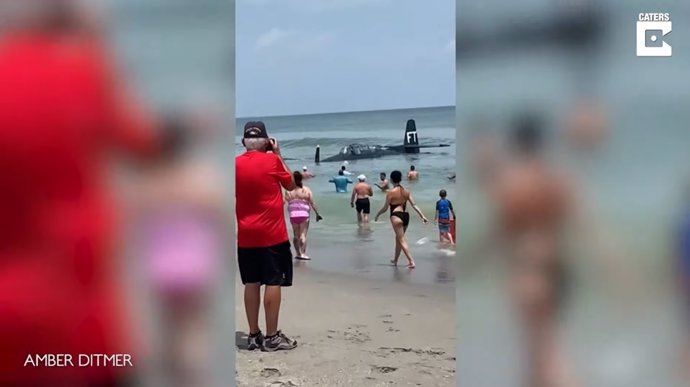 Una mujer captura en vídeo el dramático momento en que un avión aterriza de emergencia en el agua de una playa mientras hacía fotos