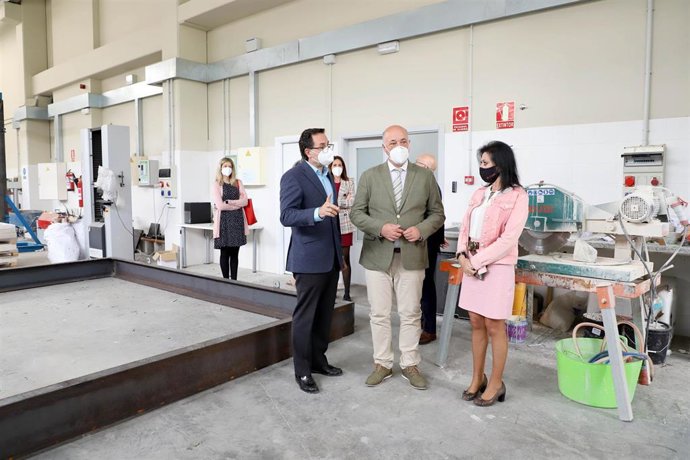 El presidente de la Diputación de Córdoba, Antonio Ruiz (centro), en su visita a las instalaciones del Centro de Innovación Andaluz para la Construcción Sostenible.