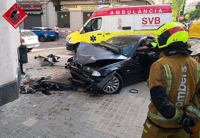 Estado del vehículo tras el atropello en Alcoi (Alicante)