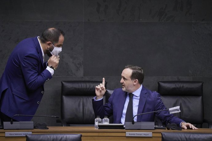 Archivo - El Presidente de Unión del Pueblo Navarro, Javier Esparza (d); habla con Secretario de Organización del PSN-PSOE, Ramón Alzórriz (i), momentos antes del inicio de una sesión plenaria en el Parlamento de Navarra, en Pamplona, Navarra (España) a