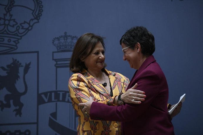 Archivo - (I-D) La nueva secretaria de Estado de Asuntos Exteriores y para Iberoamérica y el Caribe, Cristina Gallach; y la ministra de Asuntos Exteriores, Unión Europea y Cooperación, Arancha González Laya, se abrazan tras la intervención de Gallach en