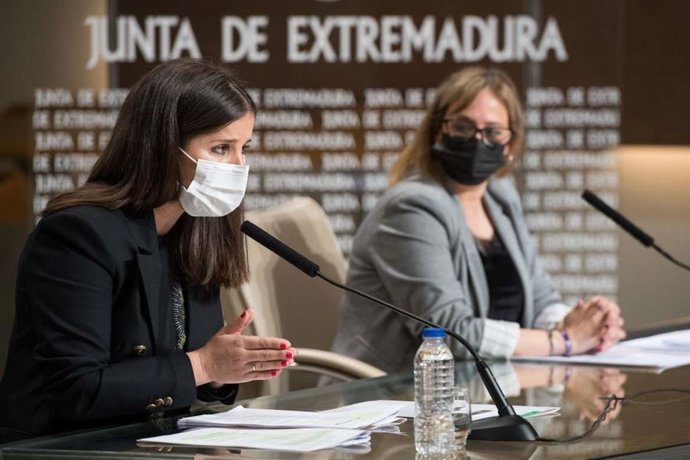 La conseejra de Igualdad y portavoz de la Junta, Isabel Gil Rosiña, y la directora del Instituto de la Mujer de Extremadura, Estela Contreras, presentan las ayudas para mujeres víctimas de violencia de género