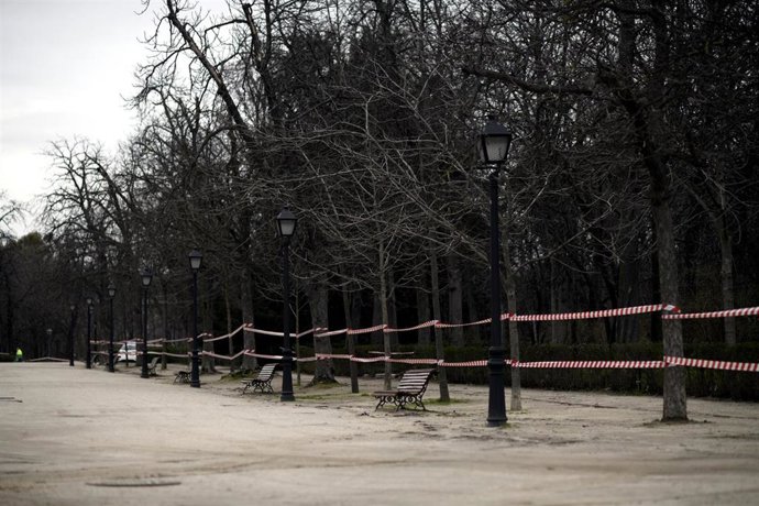 Archivo - Cintas que prohíben en paso colocadas en las inmediaciones de algunas zonas del parque de El Retiro durante el día de la reapertura del 40 por ciento del recinto, en Madrid, (España), a 22 de febrero de 2021. La reapertura se produce después d