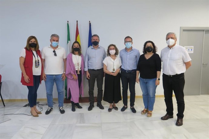 Archivo - Isabel Ambrosio, junto a Juan Espadas (centro) y otros ediles del PSOE, en un acto con militantes socialistas en Córdoba.