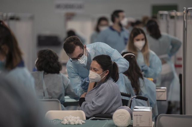 Archivo - Profesionales de Educación reciben la primera dosis de la vacuna AstraZeneca en las instalaciones del SADUS en Sevilla, a 25 de febrero de 2021