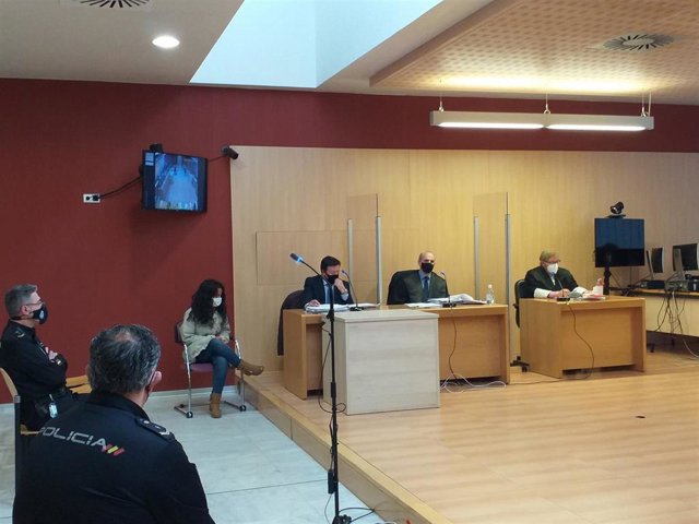 Inicio del juicio contra la gijonesa acusada de asesinar a su bebé de 53 puñaladas