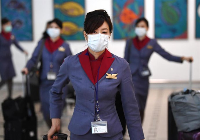 Archivo - Miembros de la tripulación de China Airlines. 