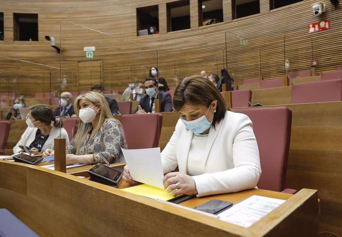 La presidenta del PP valenciano, Isabel Bonig, durante una sesión de control en Les Corts