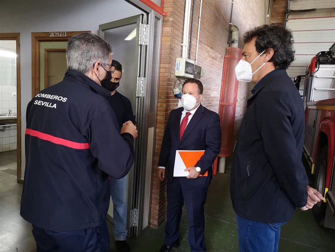 López Aparicio, en su visita al parque de bomberos de Carretera Amarilla