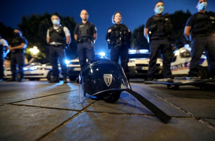 Archivo - Un grupo de policías franceses  