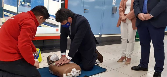 El consejero de Vivienda y Administración Local en funciones, David Pérez, asite a la instalación de desfibriladores en Metro de Madrid.