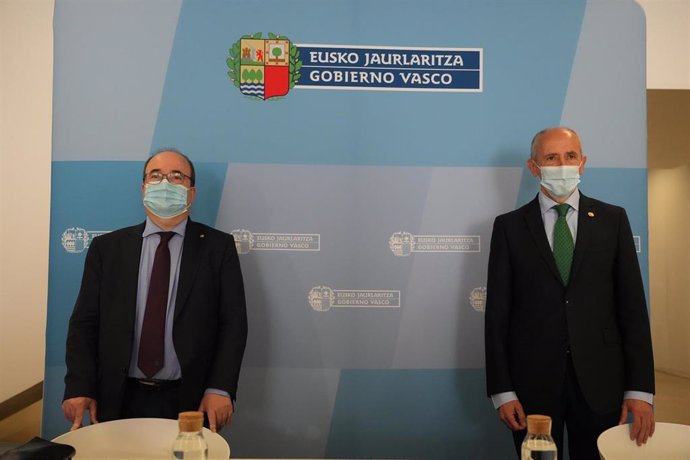 El ministro de Política Territorial y Función Pública, Miquel Iceta (i) y el vicelehendakari y consejero de Seguridad, Josu Erkoreka (d) posan antes de la Comisión Mixta de Transferencias , a 10 de mayo de 2021, en Bilbao, Euskadi 