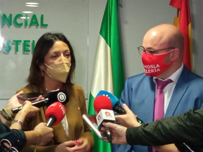 La presidenta del Parlamento de Andalucía, Marta Bosquet, y el presidente de Ashal, Pedro Sánchez-Fortún