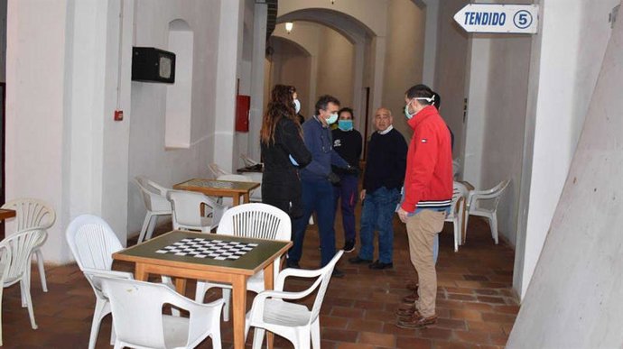 Imagen de archivo de la Plaza de Toros de Melilla siendo preparada en 2020 para ser centro de acogida