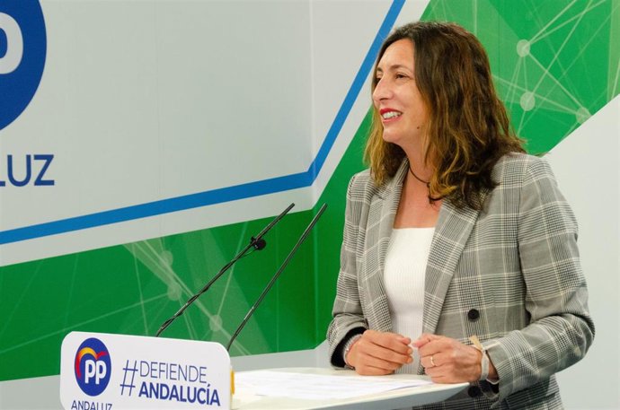 La secretaria general del PP-A, Loles López, en rueda de prensa en la sede regional del PP-A