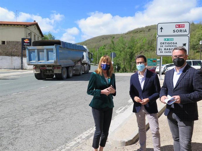 Los diputados nacionales del PP, por La Rioja, Javier Merino, y por Soria, Tomás Cabezón, y la senadora Ana Lourdes González en Villanueva de Cameros