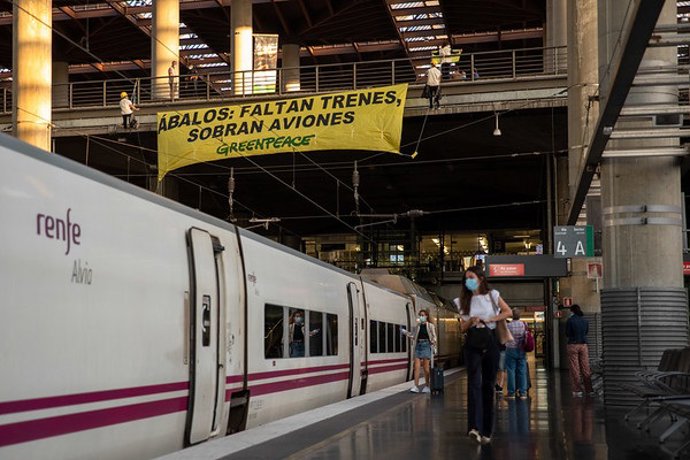 Archivo - Greenpeace pide al ministro de Transporte, Agenda Urbana y Movilidad, José Luis Ábalos, una mayor apuesta por la movilidad en ferrocarril, que emite menos gases de efecto invernadero que el avión.