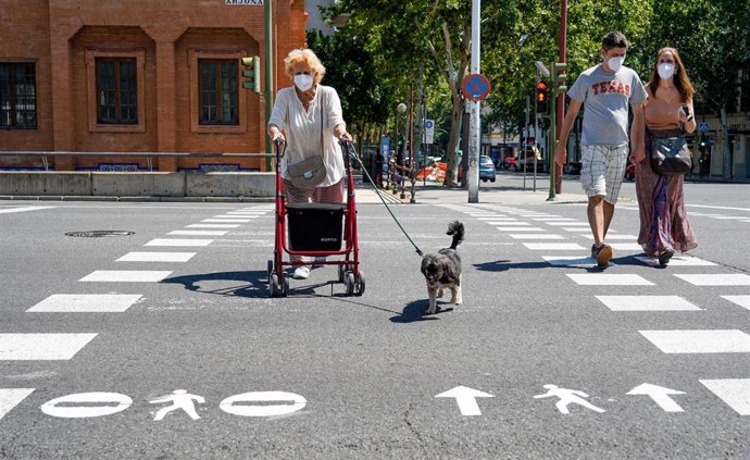 Archivo - Peatones cruzan por un paso de peatones en la calle Arjona
