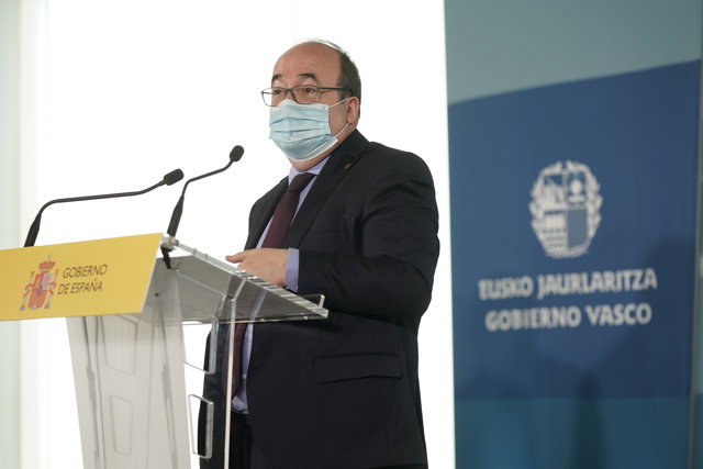 El ministro de Política Territorial y Función Pública, Miquel Iceta en rueda de prensa tras la celebración de la Comisión Mixta de Transferencias en el Archivo Histórico de Euskadi