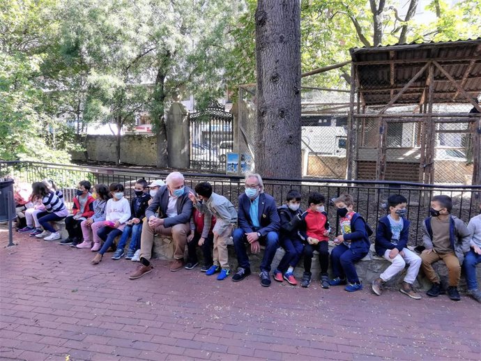 Niños del CEIP Espartero participan en la limpieza de los Parques Felipe VI y del Carmen de Logroño