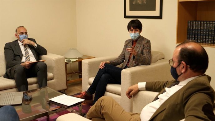 La portavoz nacional del BNG, Ana Pontón, y los rectores de las universidades de Vigo (UVigo), Manuel Reigosa, y Santiago (USC), Antonio López, se reúnen en el Parlamento de Galicia