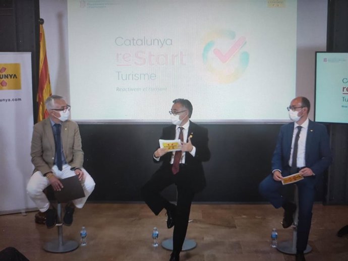 El director general de Turisme, Octavi Bono, el conseller de Empresa y Conocimiento, Ramon Tremosa, y el director de la Agncia Catalana de Turisme (Act), David Font