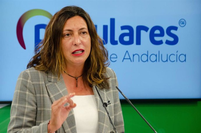 La secretaria general del PP-A, Loles López, en rueda de prensa en la sede regional del PP-A