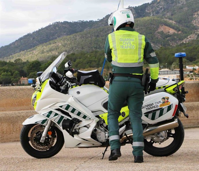 Archivo - Agente del Grupo de Investigación y Análisis de Trafico de la Guardia Civil.