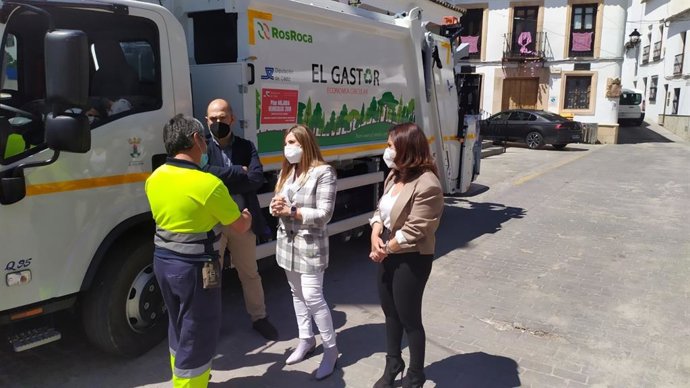 La presidenta de la Diputación de Cádiz, Irene García, y la alcaldesa de El Gastor, Isabel Moreno, revisan las mejoras de Diputación en el municipio.