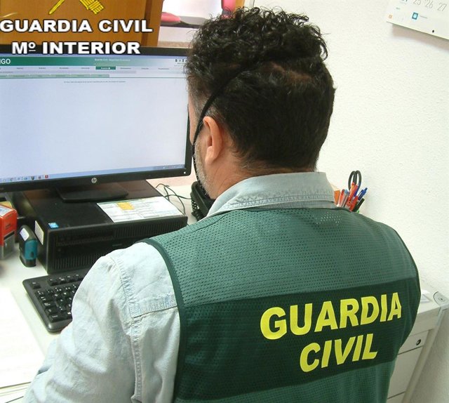 Guarcia civil en tareas de investigacion