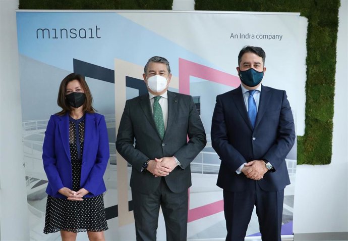 María Pérez (i), directora general de Estrategia Digital de la Agencia Digital de Andalucía,  Antonio Sanz, viceconsejero de Presidencia, Administraciones Públicas e Interior de la Junta de Andalucía y Luis Fernandez, director global de AAPP de Minsait