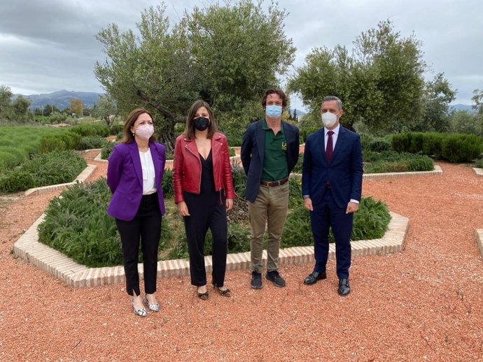 El consejero de Hacienda, Juan Bravo, a la izquierda de la imagen, con la alcaldesa de Ronda , María Paz Fernández y la delegada de la JUnta en Málaga, Patricia Navarro