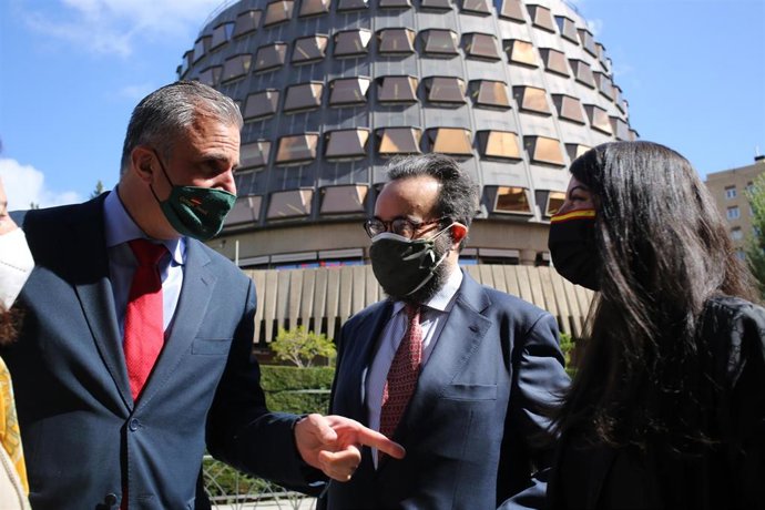 El secretario general del partido, Javier Ortega Smith, el diputado José María Sánchez y la secretaria general del Grupo Parlamentario Vox en el Congreso, Macarena Olona a las puertas del Tribunal Constitucional