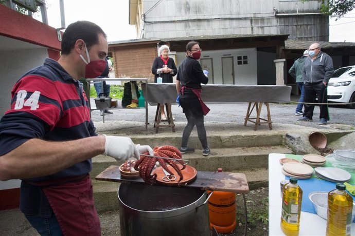 Archivo - Puesto ambulante de pulpo á feira en la tradicional Feira del 15 en Nadela (Lugo) durante la mañana del 15 de mayo en la Fase 1 de la desescalada instalada por el Gobierno a consecuencia del coronavirus. La tradicional Feira solo ha contado en