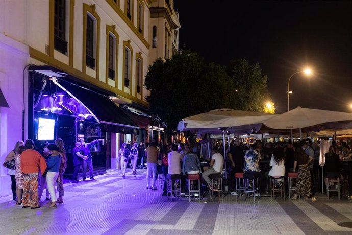 La terraza de un bar de copas en la primera noche sin toque de queda tras el fin del estado de alarma, a 09 de mayo de 2021, en Sevilla