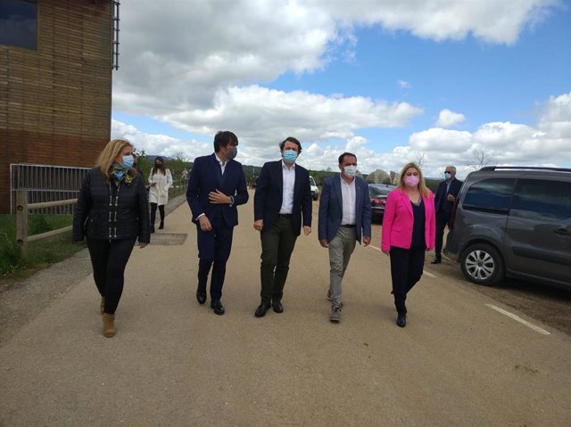 Fernández Mañueco encabeza la comitiva durante la visita al Parque Empresarial y el Aeroparque de Garray.