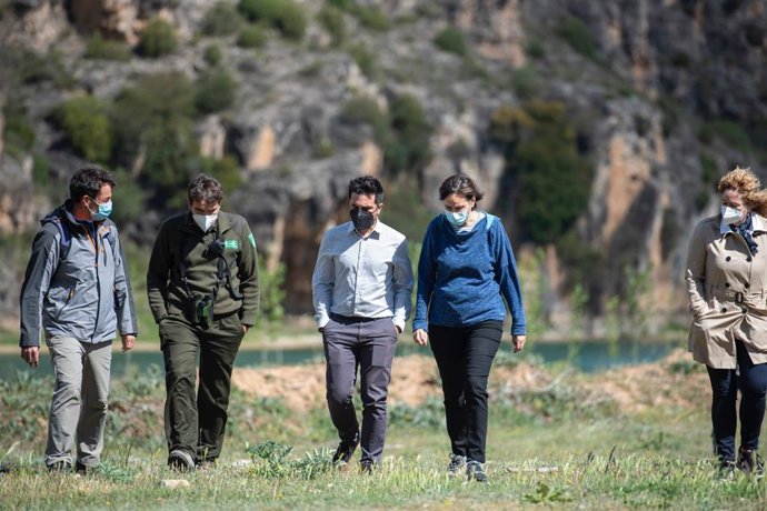 El consejero de Sostenibilidad y Transición Ecológica, Álex Dorado Nájera, y el director general de Calidad Ambiental y Recursos Hídricos, Rubén Esteban, han visitado este lunes el entorno de Valdegutur para impulsar el programa Rutas del Silencio