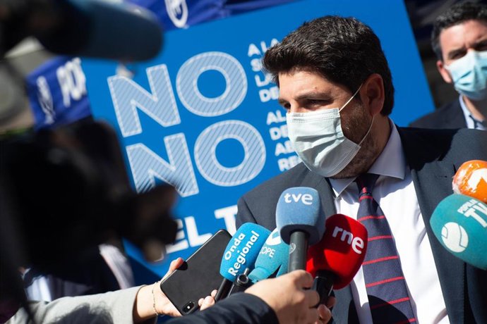 El presidentre Fernando Lopez Miras atiende a los medios de comunicación