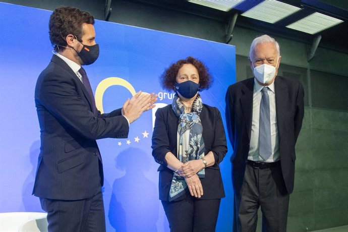 El presidente del PP, Pablo Casado (i), durante la clausura el acto 'Europa: retos de la nueva era', a 10 de mayo de 2021, en Madrid, (España). Organizado por el Partido Popular Europeo, el encuentro conmemora el Día de Europa.