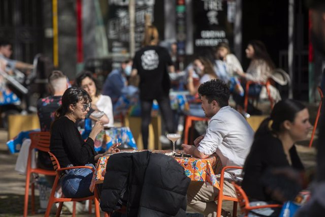 Archivo - Personas en la terraza de un bar en Sevilla