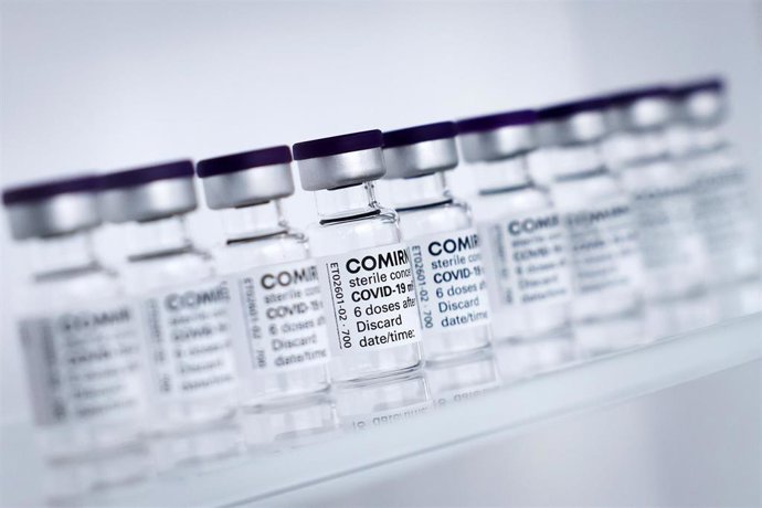 30 April 2021, Schleswig-Holstein, Reinbek: Vials of BioNTech/Pfizer's Comirnaty vaccine are lined up at Allergopharma's production facilities in Reinbek near Hamburg for the official start of production of the vaccine here. Photo: Christian Charisius/d