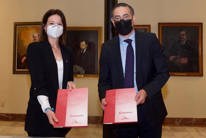 El rector de la UMU, José Luján, y la alcaldesa de Águilas, Mari Carmen Moreno