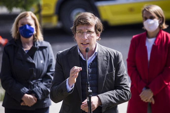 El alcalde de Madrid, José Luis Martínez-Almeida, interviene durante la presentación de la Operación Asfalto 2021