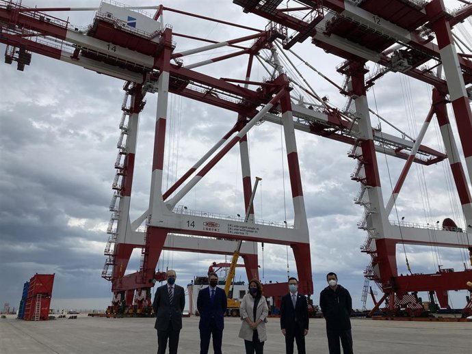 La presidenta del Puerto de Barcelona, Merc Conesa, junto con el resto de autoridades ante las nuevas grúas de la Terminal BEST del Puerto de Barcelona.
