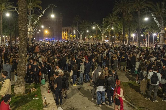 Jóvenes reunidos y en ambiente festivo, en una calle de Barcelona, durante la primera noche sin el estado de alarma, a 9 de mayo de 2021.