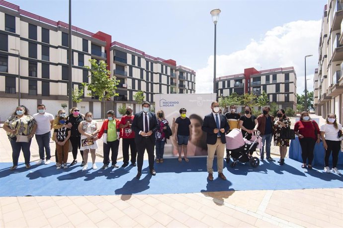 El jefe del Ejecutivo regional, Fernando López Miras, preside el acto de entrega de viviendas a las familias del barrio de San Fernando