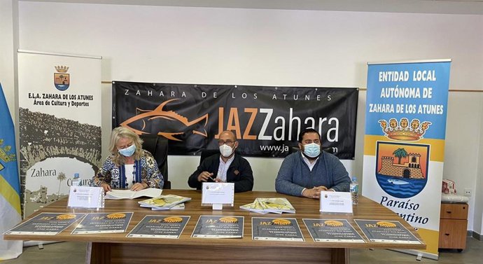Presentación de la segunda edición de 'Jazzahara' a cargo del diputado de Desarrollo de la Ciudadanía, Jaime Armario, la delegada territorial de Cultura de la Junta, Mercedes Colombo, y el presidente de la ELA, Agustín Conejo.