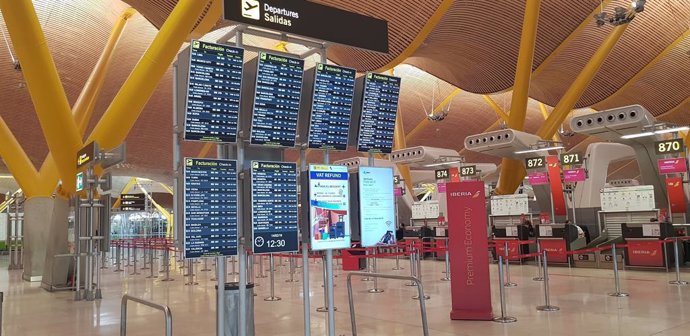 Archivo - Pantallas del aeropuerto Adolfo Suárez Madrid-Barajas.