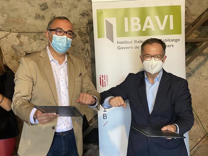 El alcalde de Santa Eugnia, Josep Lluís Urraca, y el conseller de Movilidad y Vivienda, Josep Marí, firman un convenio para construir seis viviendas protegidas en el municipio.